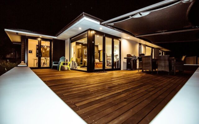 Wanaka Lakefront Gem