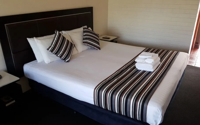 Hibiscus Lakeside Motel