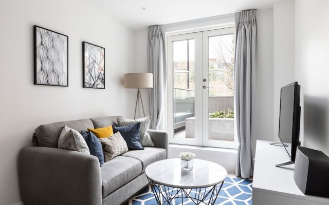 Luxury 1 Bed Apartment in Olympia Kensington