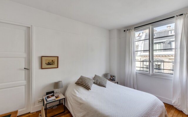 Design apartment with terrace by Weekome