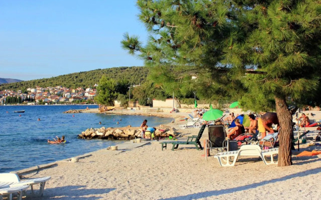 Apartments with a parking space Trogir - 11316