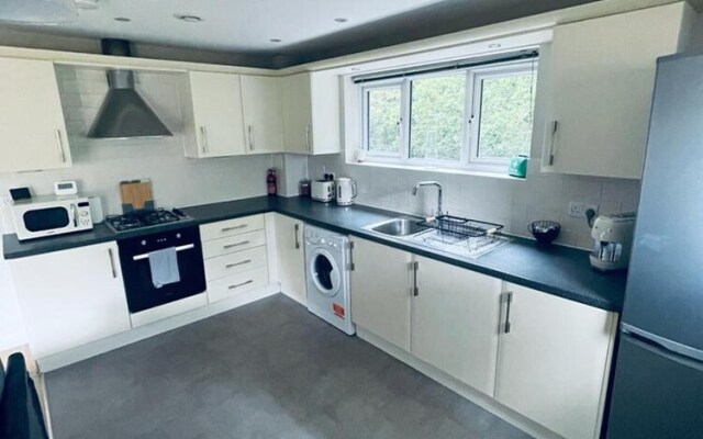 Stunning 2-bed Apartment in Crawley