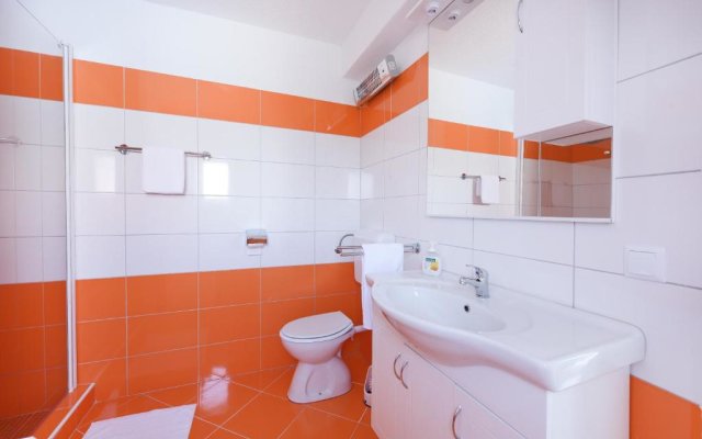Holiday home Orange with heated pool and parking