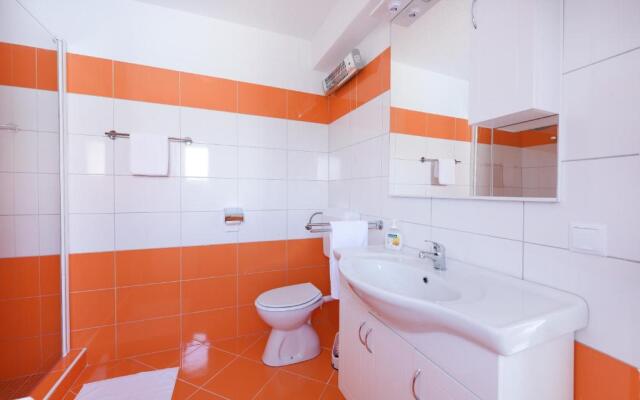 Holiday home Orange with heated pool and parking