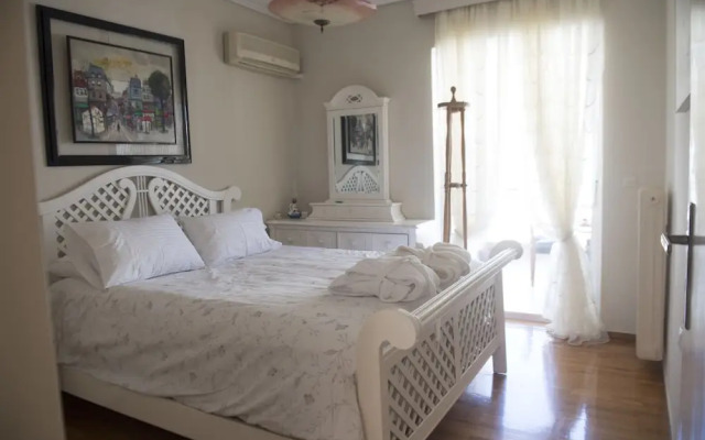 Athens Deluxe Apartment near Acropolis