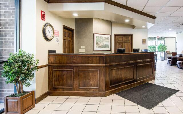 Econo Lodge Inn & Suites