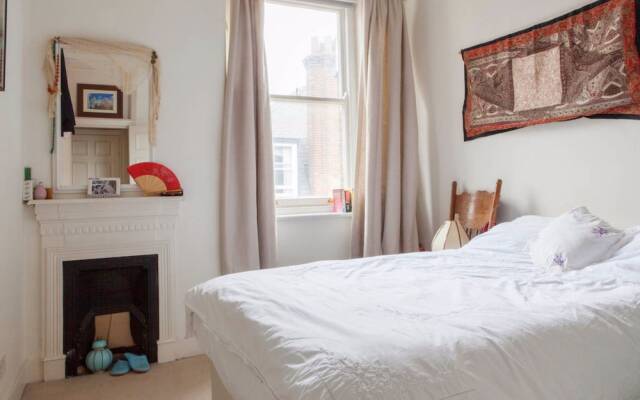 Spacious 2 Bedroom Flat in Battersea Park