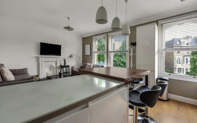 Spacious 2 Bed Flat Near High Street Kensington