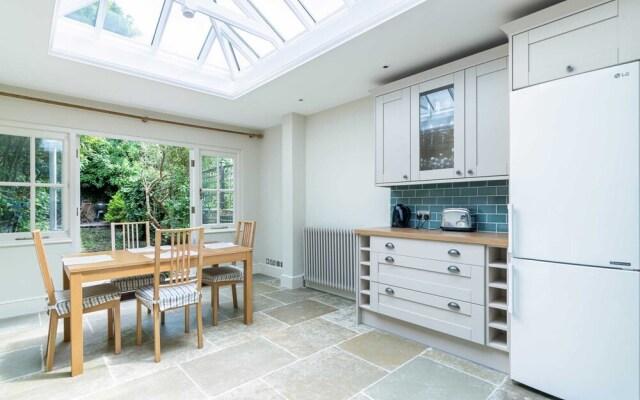 Marvelous 3BR Kennington House w Garden by GuestReady