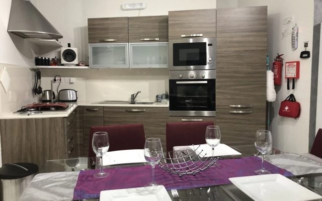 Sea View 2 Bed Apartment Close to Beach