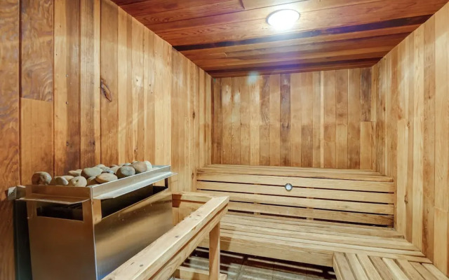 Mtn & Lake Views: Chic Keystone Studio