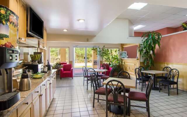 Super 8 by Wyndham Darien