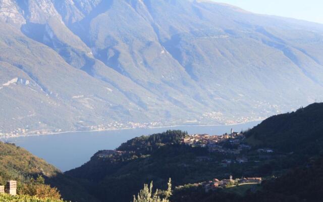 Attico Florian Vesio by Gardadomusmea