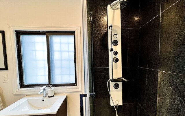 Chic Townhome with Garage Dt MTL