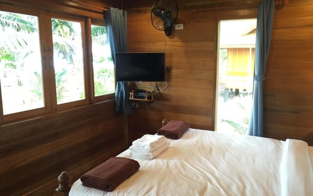 拉廊奥艾简易别墅(Aow Yai Bungalows)