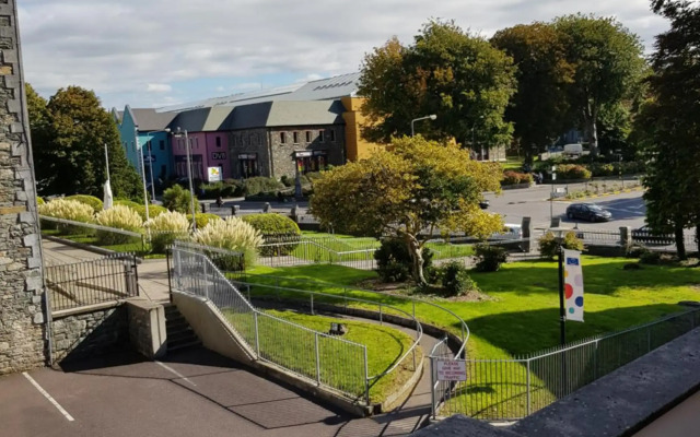 The Courtyard Apartments !!!!