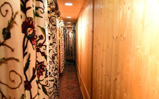 White House Group Of Houseboats