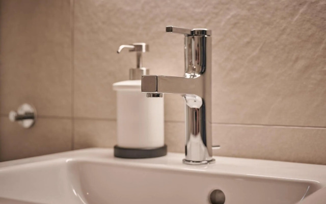 City Center Apartment with Mountain View