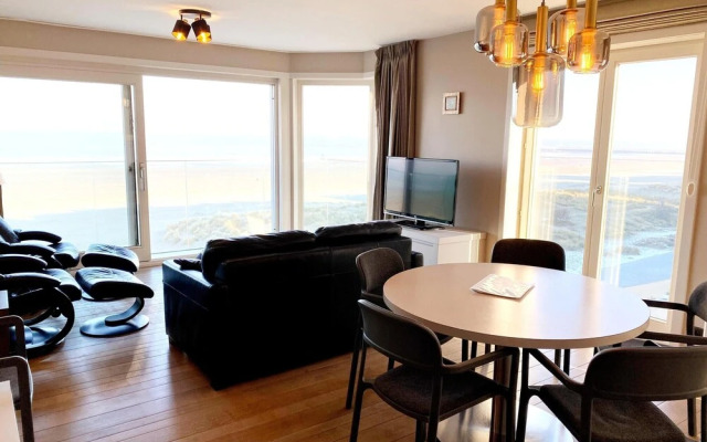 Sea Wall Retreat With Views