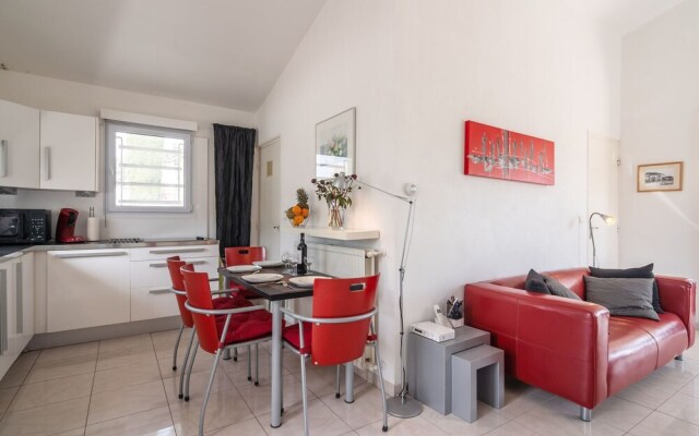 Alluring Villa in Pouzols-minervois With Jacuzzi