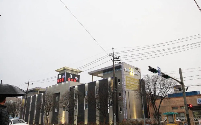 H Drive Hotel
