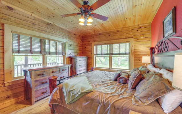 4 Mi to Grandfather Mountain: Cabin in Newland!