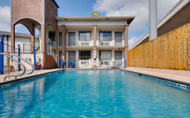 Super 8 by Wyndham San Antonio Downtown/Alamo