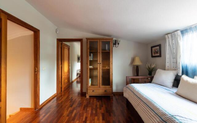 5BR Home - Pool Parking & Tennis Court
