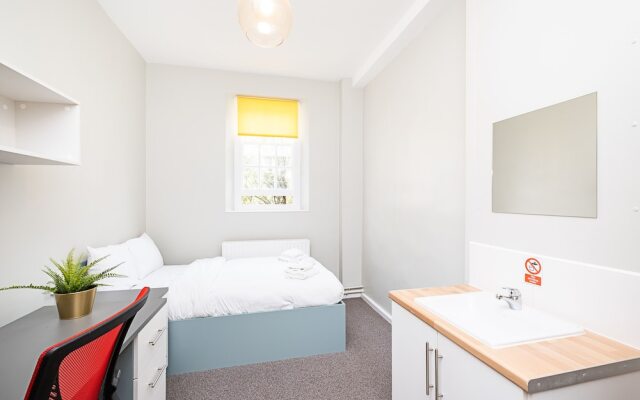 Modern Rooms And Studio In Westminster