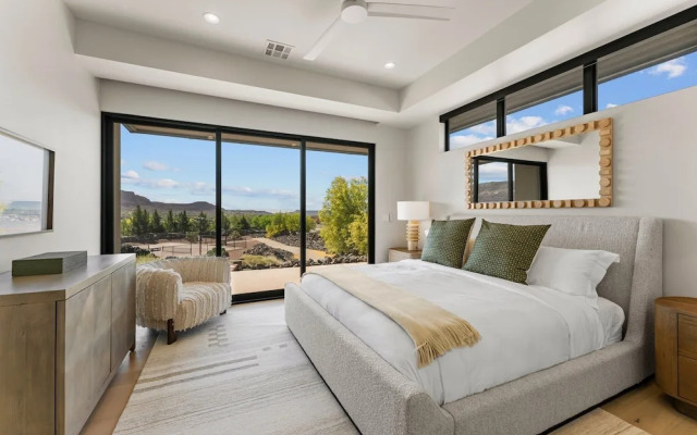 Black Desert Retreat 4 Bedroom Home