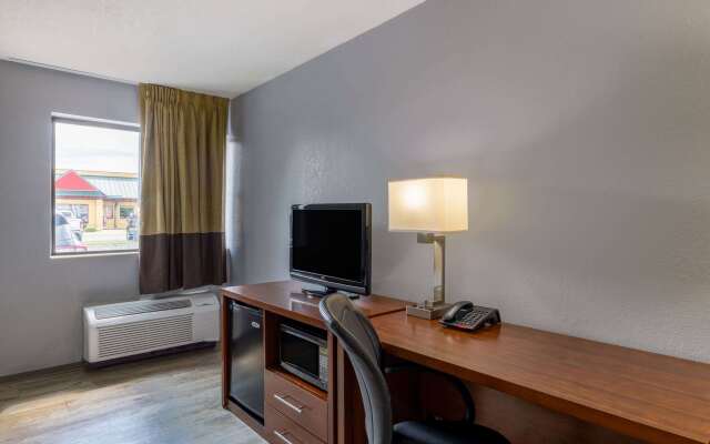 Travelodge by Wyndham Brooklyn Center