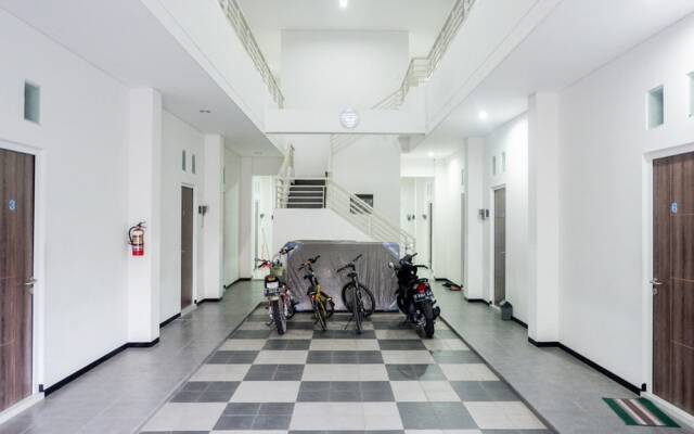 RedDoorz near Ahmad Yani Airport 2