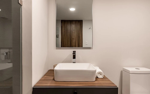 Casai Roma 1 BR Bright Condo
