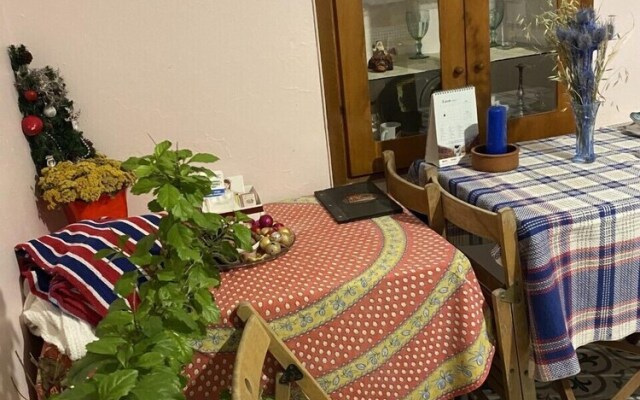 Mavi Ladin Konukevi