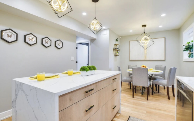 Stylish Chicago Retreat: Walk to Loyola University