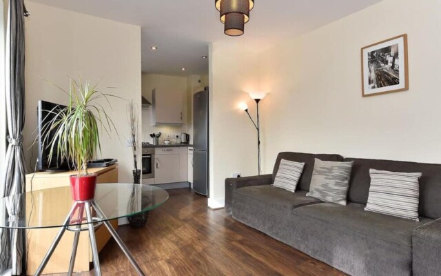 Bright 2 Bedroom Flat in Lambeth With Balcony