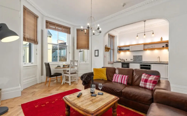 Spinnaker - Close to Town Sea Views