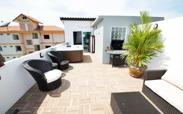 Deluxe Jacuzzi Townhome