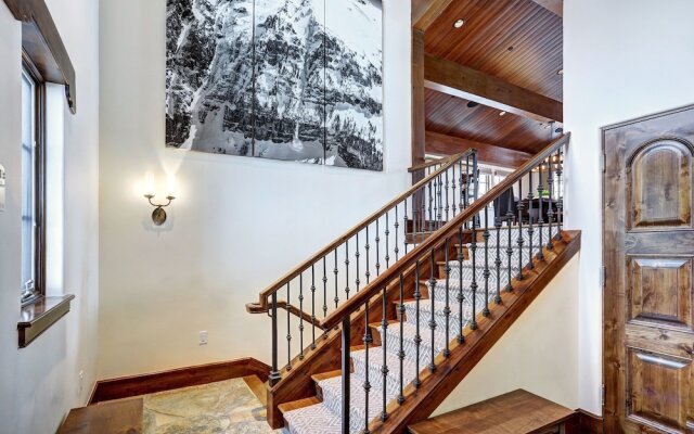 Luxury Mountainside 5BR Chalet in Vail Village by RedAwning