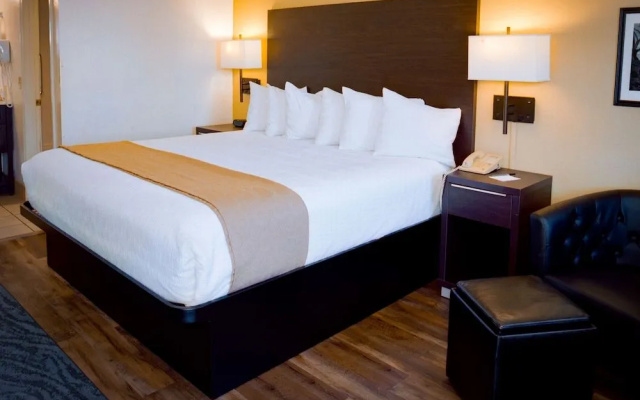 Pines Inn & Suites
