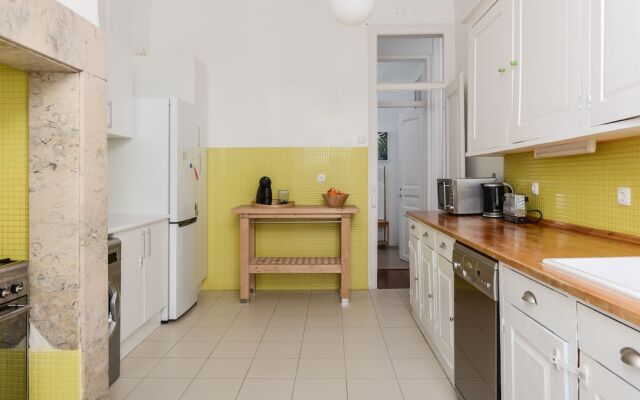 Bright Apartment with River View