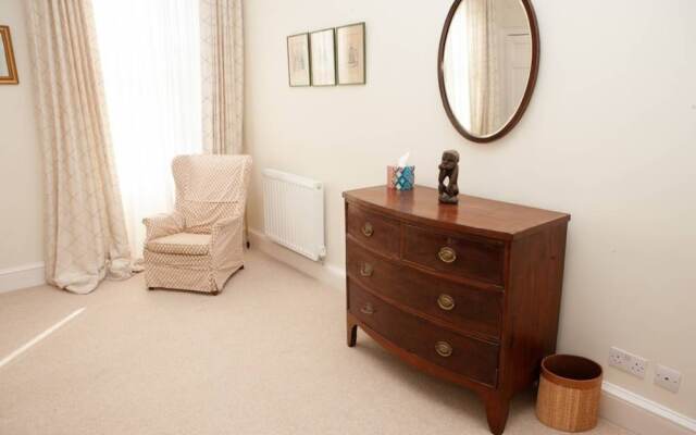 Spacious 2 Bedroom Apartment in Old Crescent