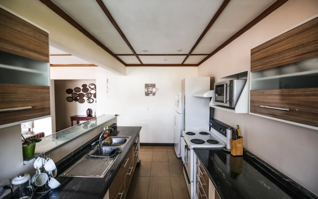 Large And Cosy Apartment With Private Garden