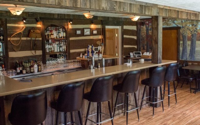 Edgewater Inn & Riverside Grill