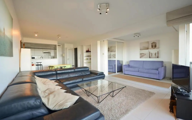 Modern Apartment for 4 People With View