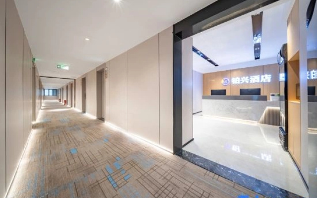 Platinum Hotel (Eight kilometer Light Rail Station Branch)
