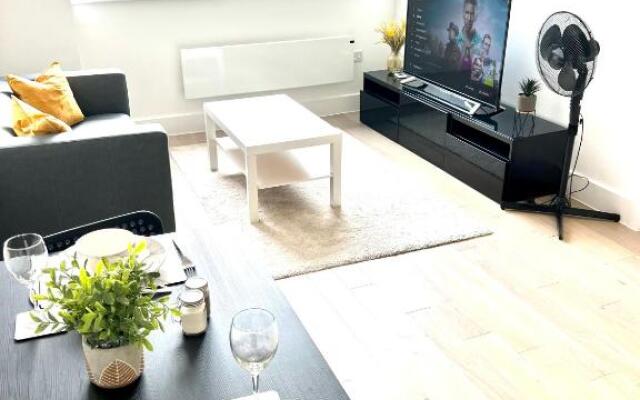 Luxurious MK City Apartment- Walk to Train Station