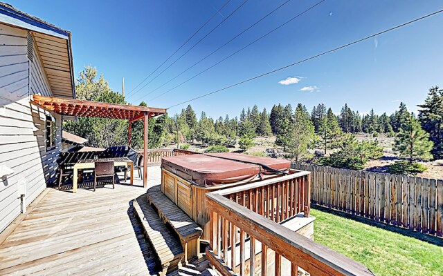 New Listing Bend Basecamp W Hot Tub, Fenced Yard 3 Bedroom Home