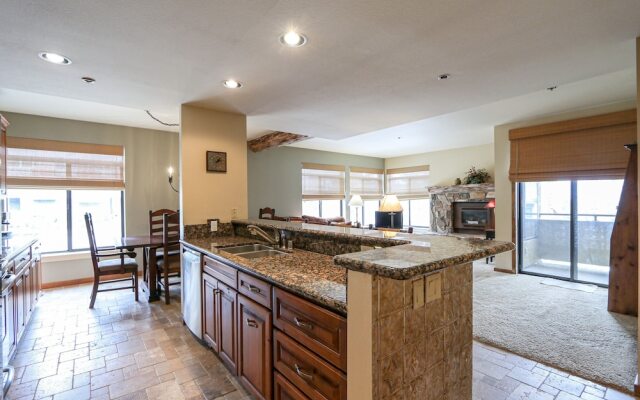 Silver Bear 22 Pet-Friendly, Cozy, Underground Parking, Walk to Canyon Lodge by RedAwning