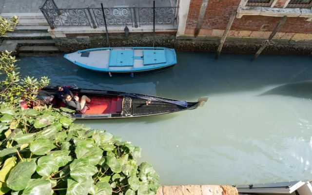 San Marco Style Canal View Apt 2 by Wonderful Italy